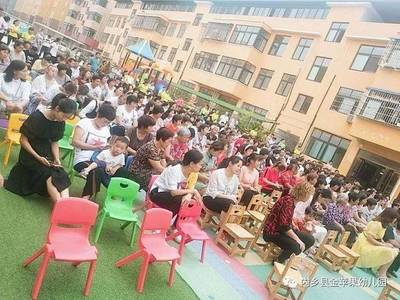 內(nèi)鄉(xiāng)縣金蘋果幼兒園精典園防溺水安全教育講座暨學(xué)期末家長會圓滿成功