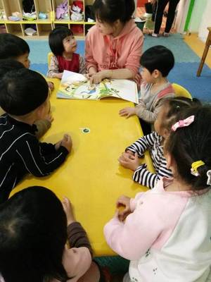 【動態分享】金蘋果幼兒園開展感恩母親節教育主題活動--手工制作貼畫