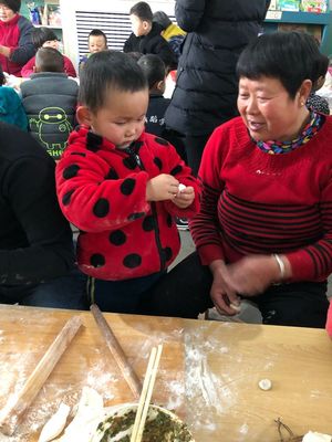 新汶街道辦事處金蘋果幼兒園豆豆班半日活動&ldquo;冬至到包餃子&rdquo;
