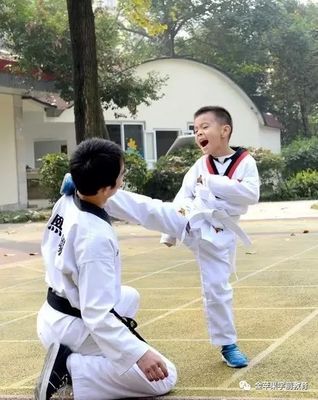 極具辨識度的金蘋果娃娃,他們的幼稚園有什么魔力?